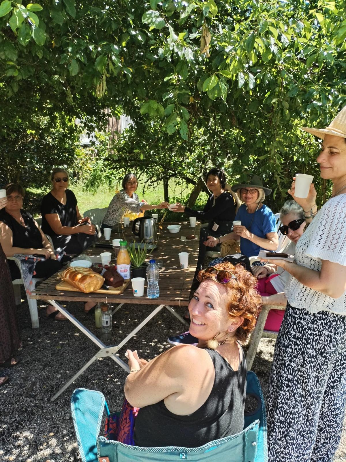 Café-rencontre de Mon Îlot Rose, en plein air